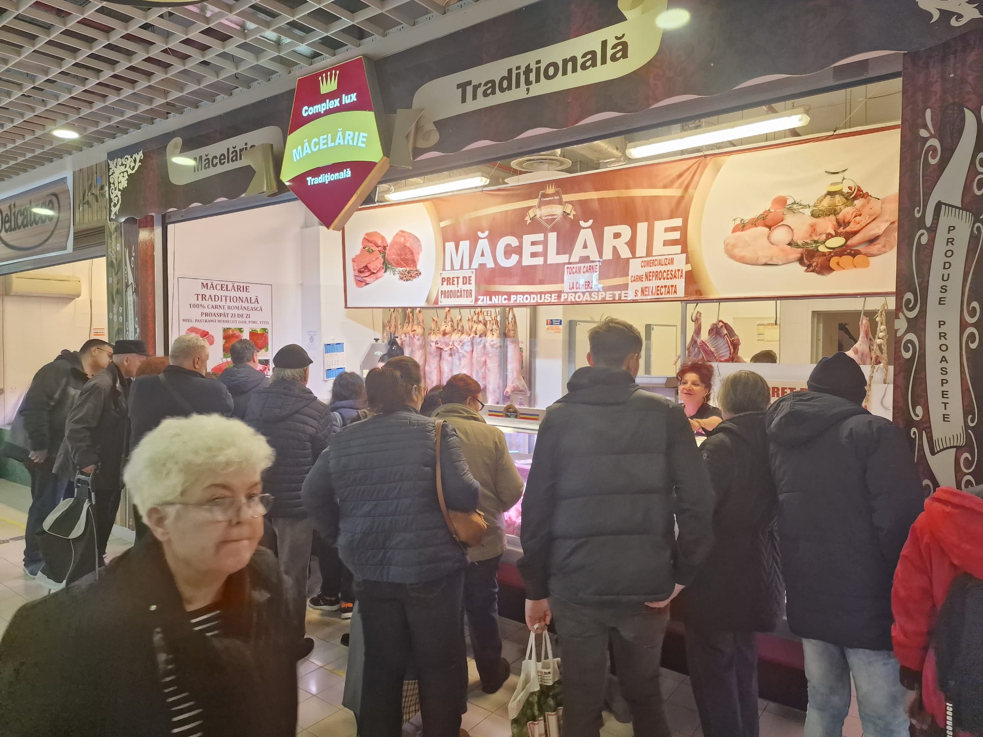 FOTO. Cât costă roșia românească în Piața Obor: bate prețul kilogramului de miel, dar există și o alternativă