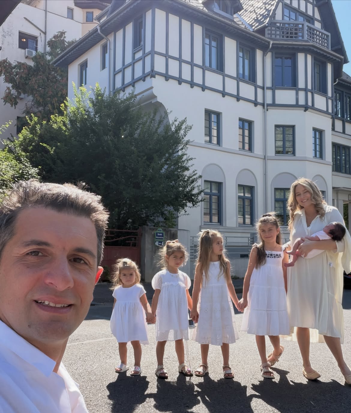 Laura Cosoi, primele imagini alături de soț și de  cele cinci fetițe. Ce mesaj emoționant a transmis actrița