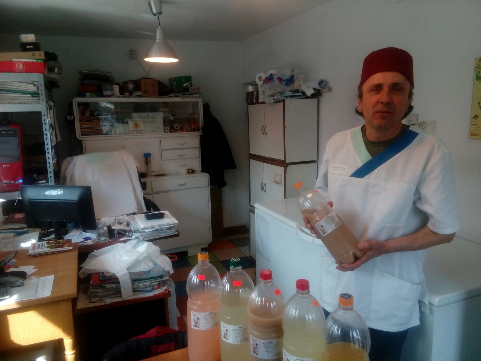 REPORTAJ/Ismail prepară bragă după vechea reţetă moştenită de la străbunicul său turc: "Cineva trebuia să ducă tradiţia mai departe"/VIDEO