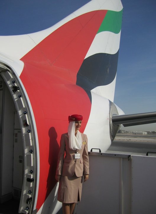 O româncă e stewardesa familiei regale din Emiratele Arabe! Andreea Ștefănescu a făcut aceeași școală de maniere ca Lady Diana