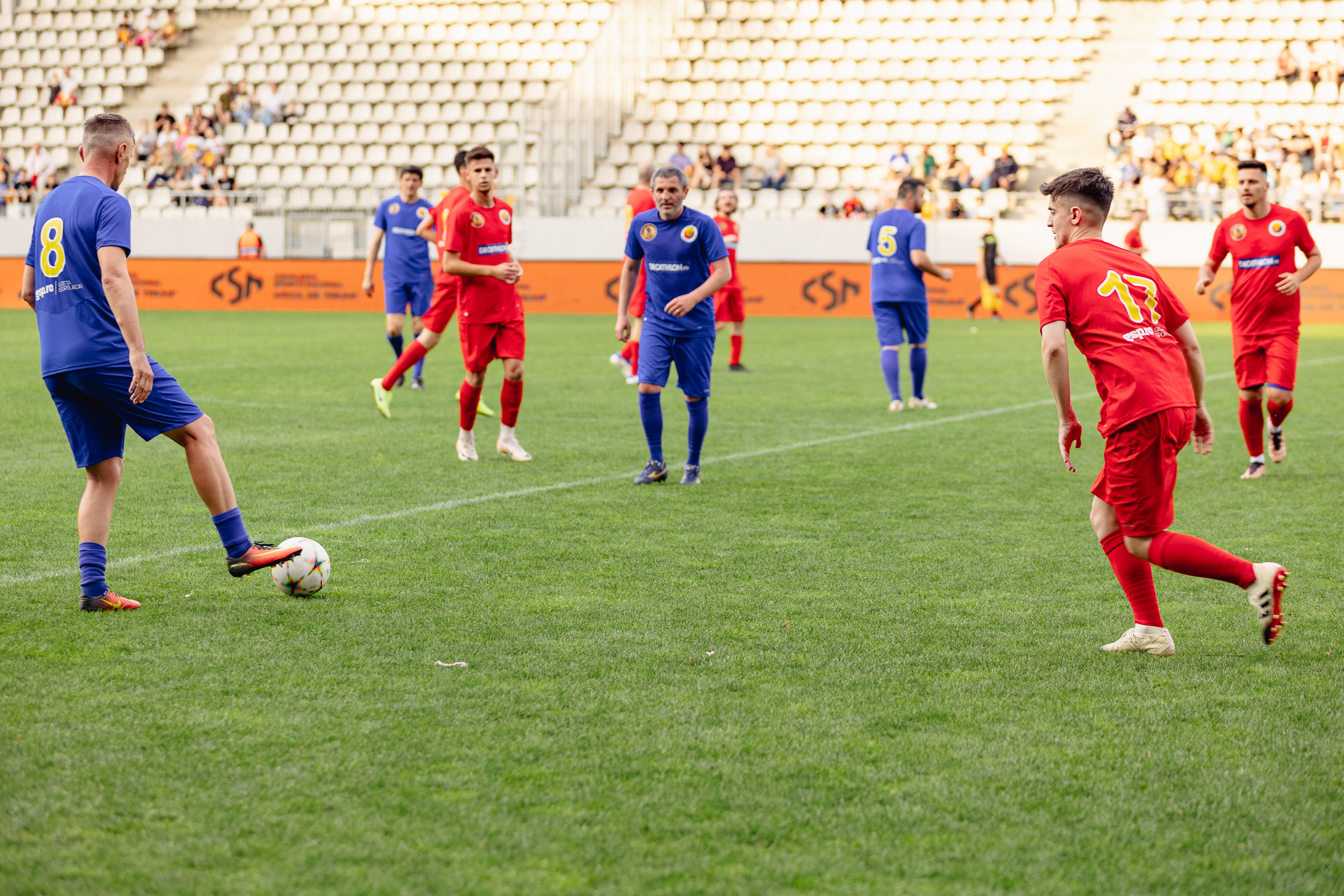 Fotbaliști și influenceri au jucat pentru Mario și Medeea, frații bolnavi de paraplegie spastică. La evenimentul caritabil, parte a campaniei Fundației Ringier, s-au strâns aproape 21.000 de euro