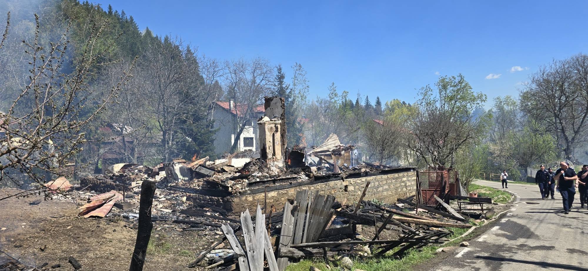 Noi imagini cu dezastrul lăsat în urmă de incendiul devastator din Soveja, în Vrancea: „Situația este critică"