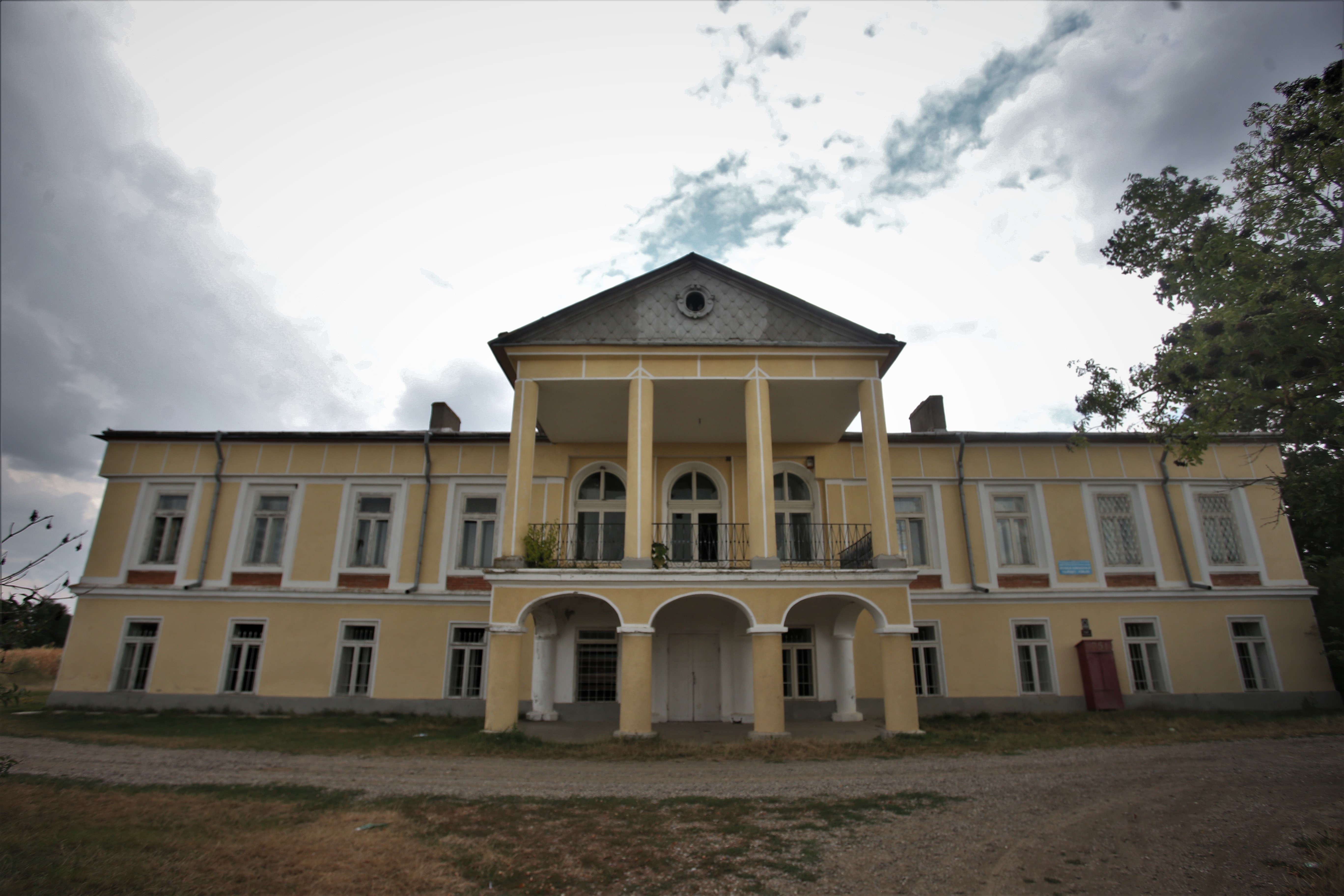 N-avem școli, dar le închidem. Oferită de către moştenitori, şcoala monument istoric din satul băcăuan Cârligi e lăsată în paragină de autorităţi