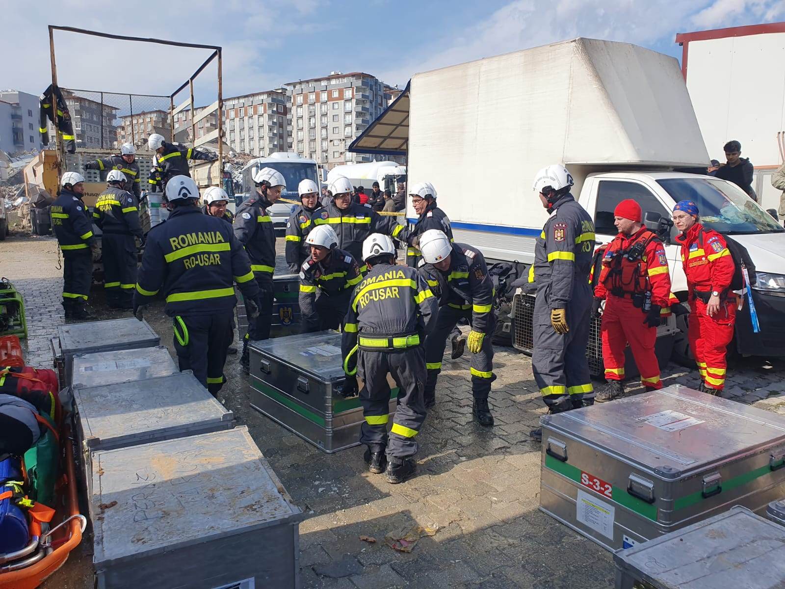 Imagini din timpul misiunii de recuperare de sub dărâmături a unei familii din Turcia, de către salvatorii români