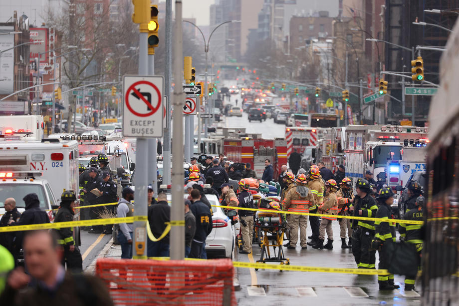 VIDEO. Atac armat la metroul din New York. 16 persoane au fost rănite, atacatorul a fugit