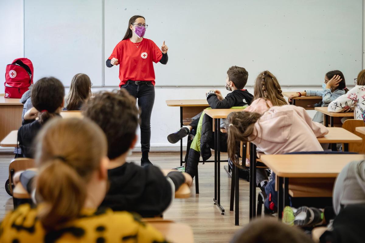 REPORTAJ. O tânără din București învață mii de copii și profesori ce trebuie să facă în caz de cutremur și cum să ofere primul ajutor. „Incendiul din Colectiv mi-a schimbat viața”