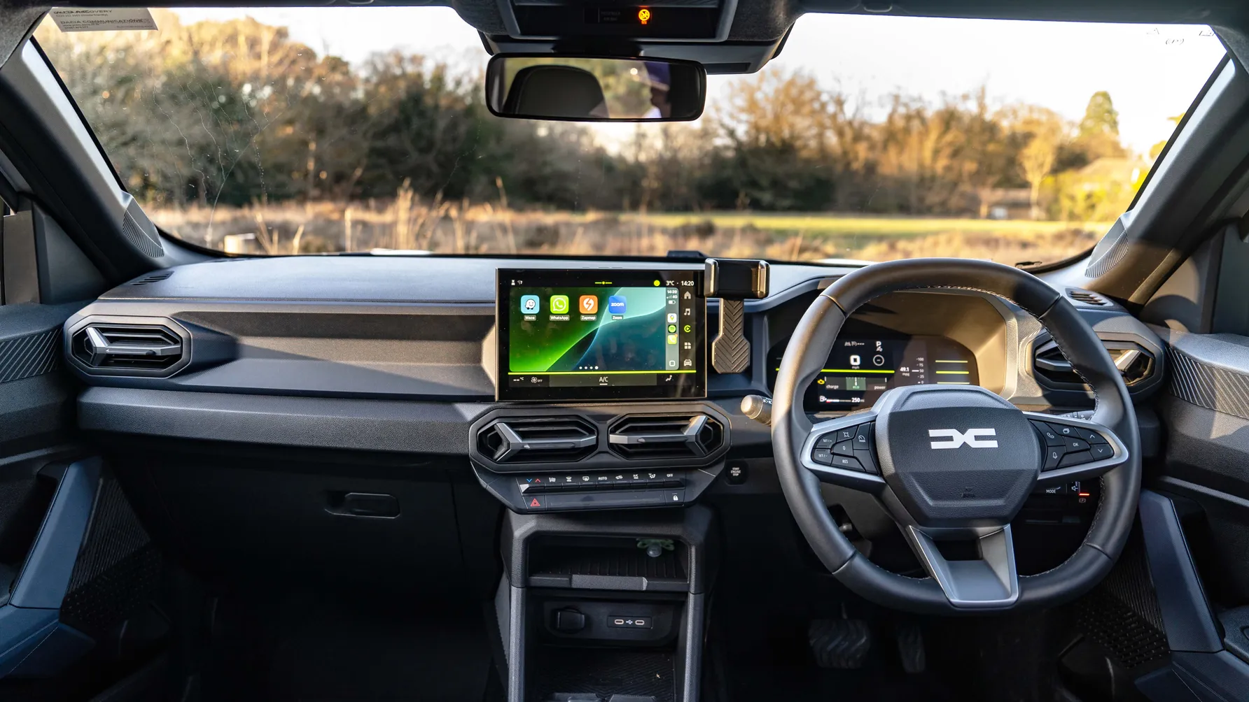 Ducia Duster cu volan pe dreapta, testată de celebra TopGear: „Are o caracteristică inteligentă și practică”