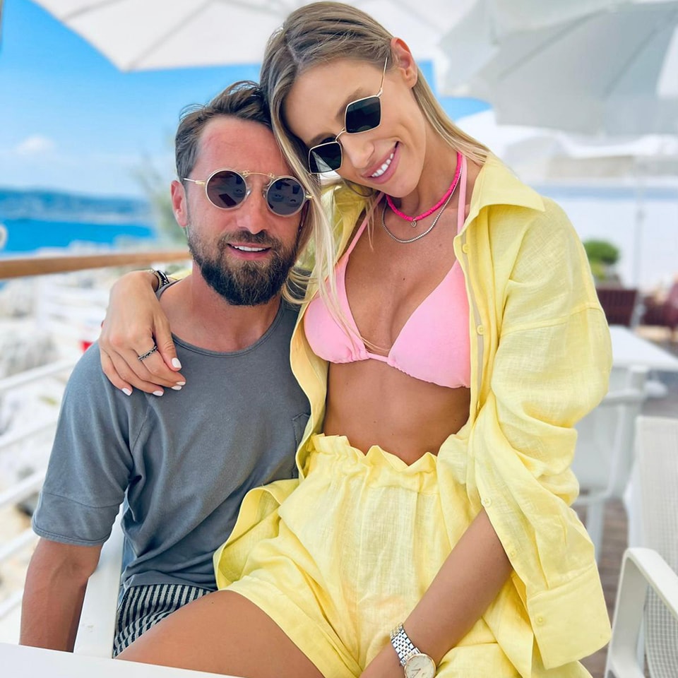 Dani Oțil, mesaj pentru soacră: „Este normal ca femeia acasă cu copil să umble așa?”. Cum s-a îmbrăcat Gabriela Prisăcariu