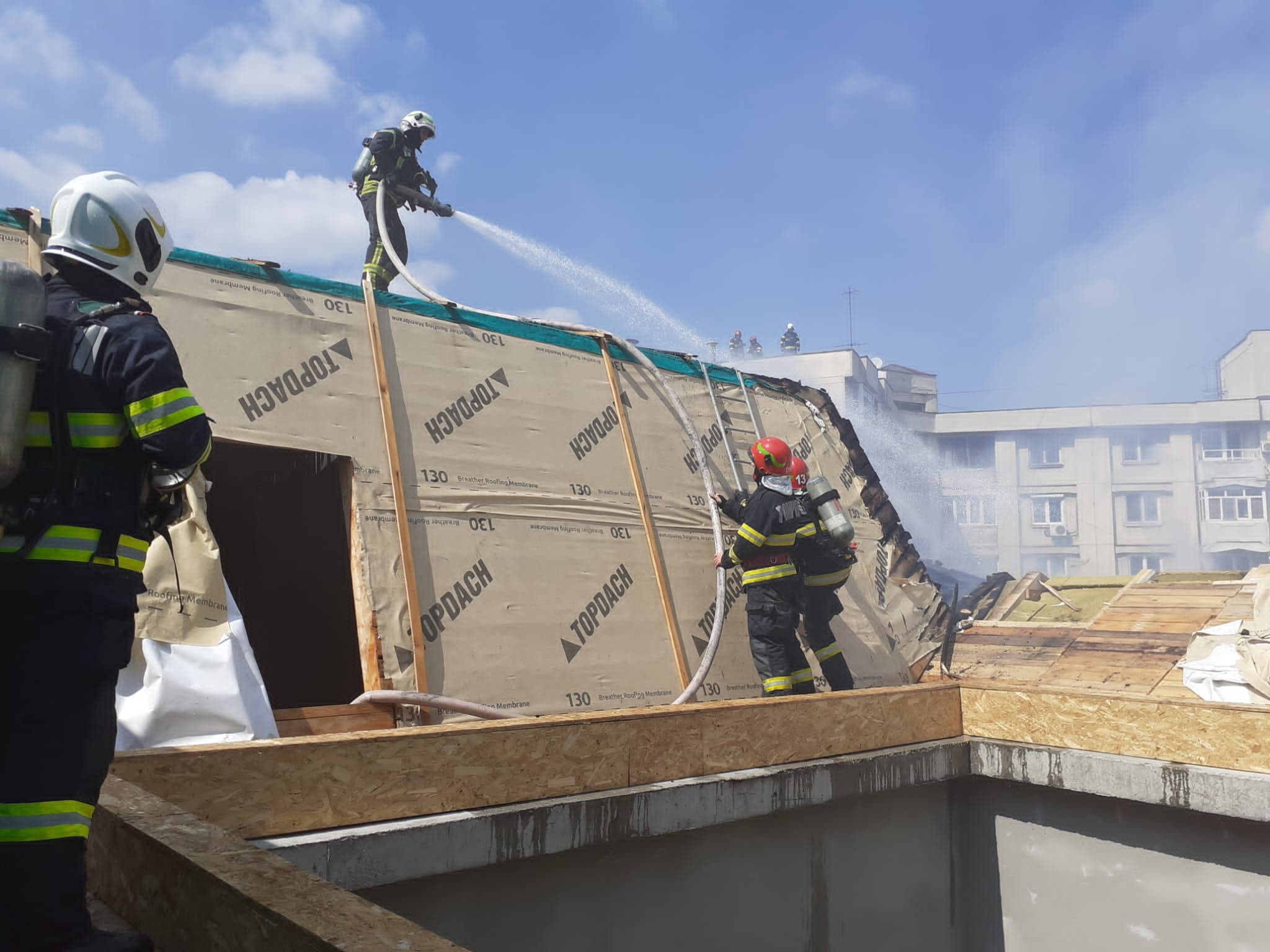Incendiu în București, la o clădire din zona Piaţa Universităţii. Calea Victoriei, blocată