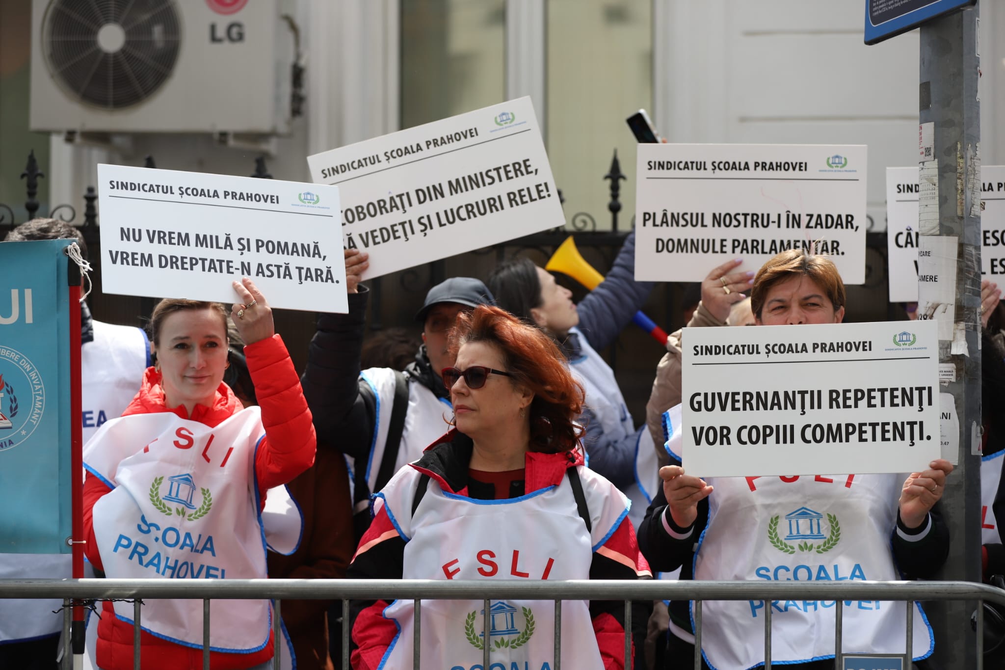 Ministrul Educației, Mihai Dimian, a coborât în mijlocul sindicaliștilor care-i scandau sub geam. „Mă bucur să-mi văd colegii. Nu trăim o situație normală”, spunea oficialul cu o zi înainte de proteste