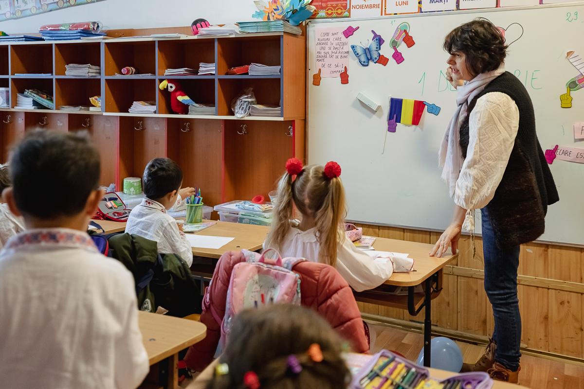 SPERANȚĂ. Într-o școală din Olt, o profesoară îi învață pe copiii cu părinți în străinătate să creadă că tinerii pot reuși și în țară: „Se pot realiza oriunde, numai să găsească oamenii potriviți”