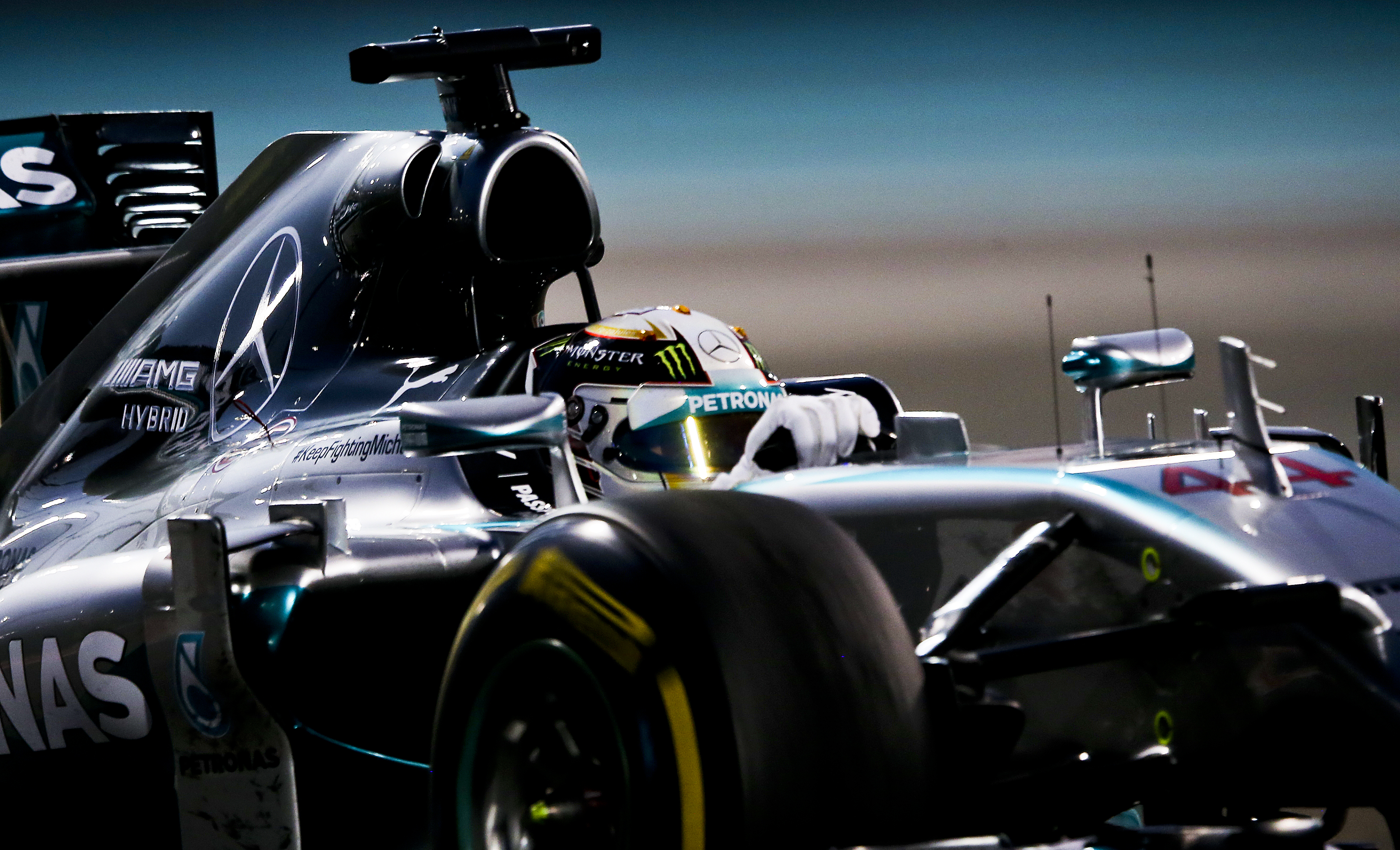 FORMULA 1 / Lewis Hamilton a câştigat titlul mondial! O maşină a luat foc!