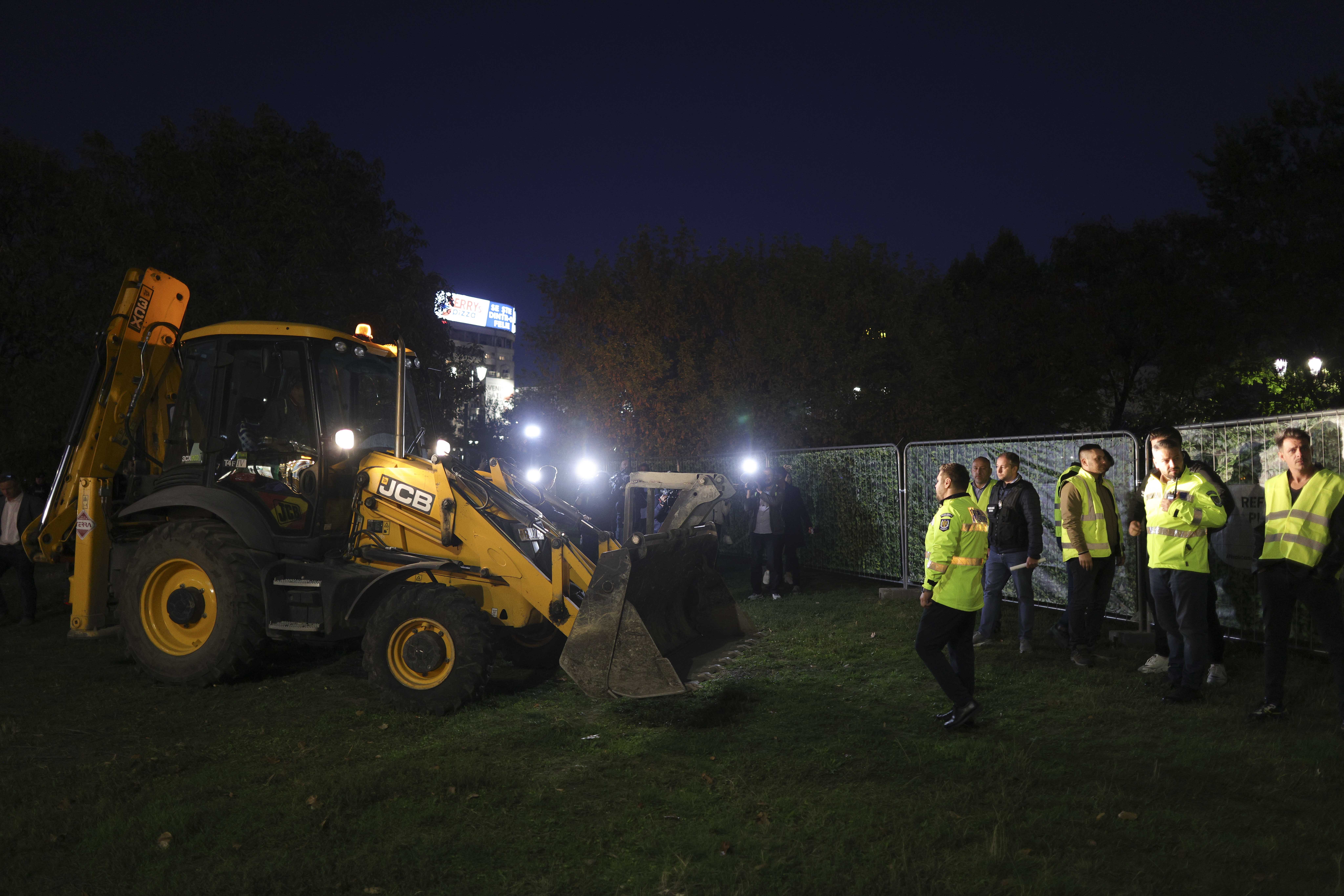 Scandal în Piața Unirii legat de lucrările la planșeu. Nicușor Dan a venit cu buldozere pentru gardurile lui Daniel Băluță. A intervenit și premierul Ciolacu