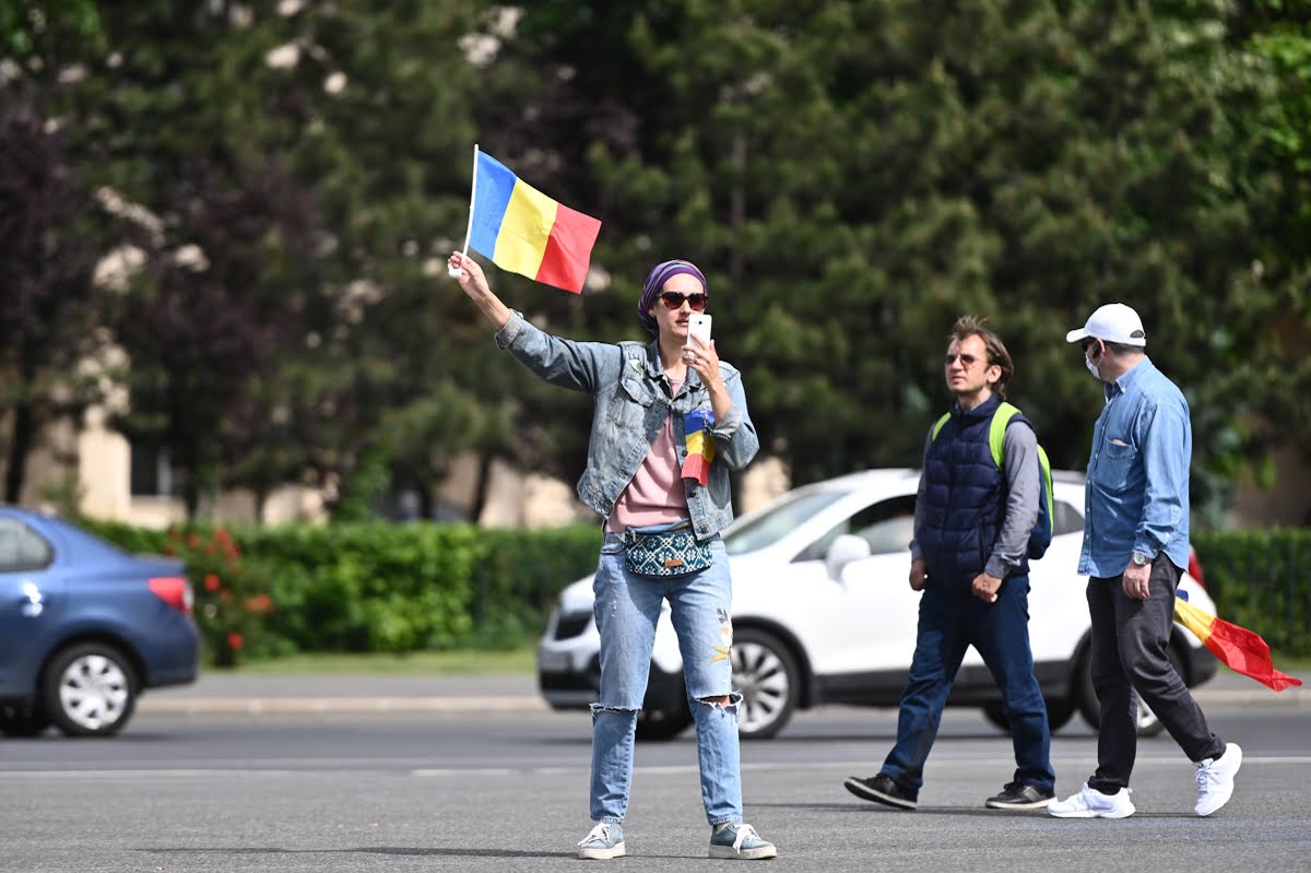 UPDATE: Protest în fața Guvernului, în prima zi de stare de alertă, deși mitingurile sunt interzise în această perioadă. Două persoane au fost ridicate de jandarmi