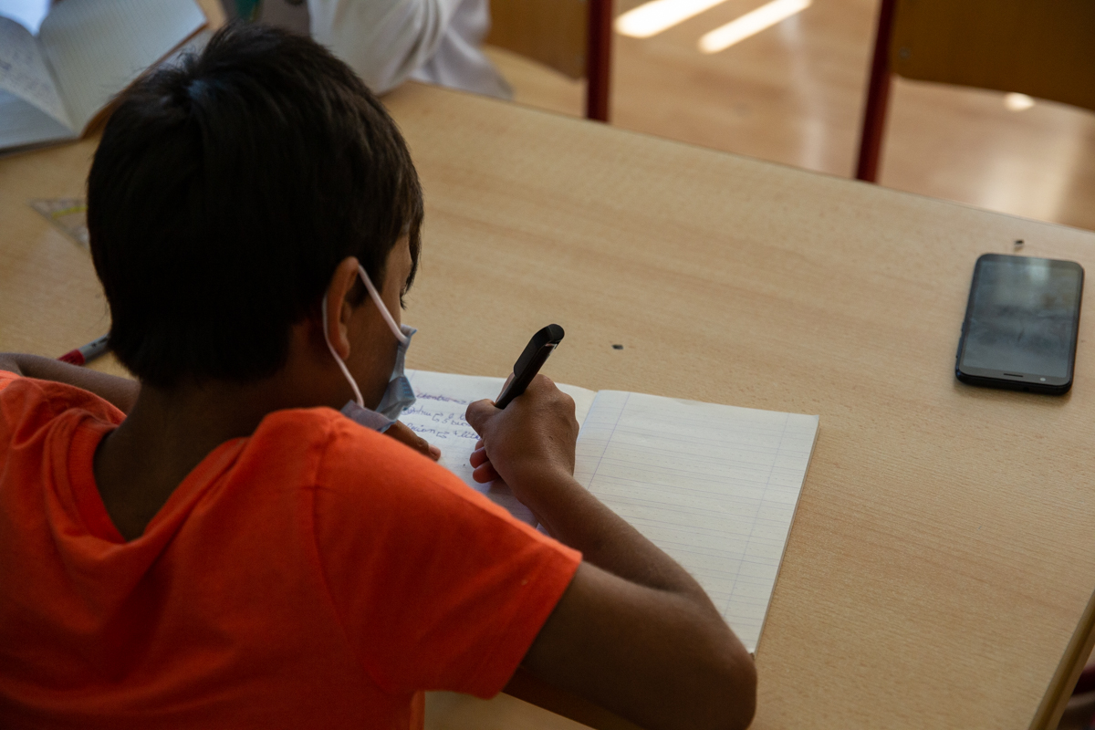 Într-un sat bântuit de sărăcie, un centru de zi le dă o șansă copiilor sărmani. „Nu poţi educa un copil flămând. Îi ungi o felie de pâine cu ceva şi apoi poți să-i umpli şi mintea cu matematică”