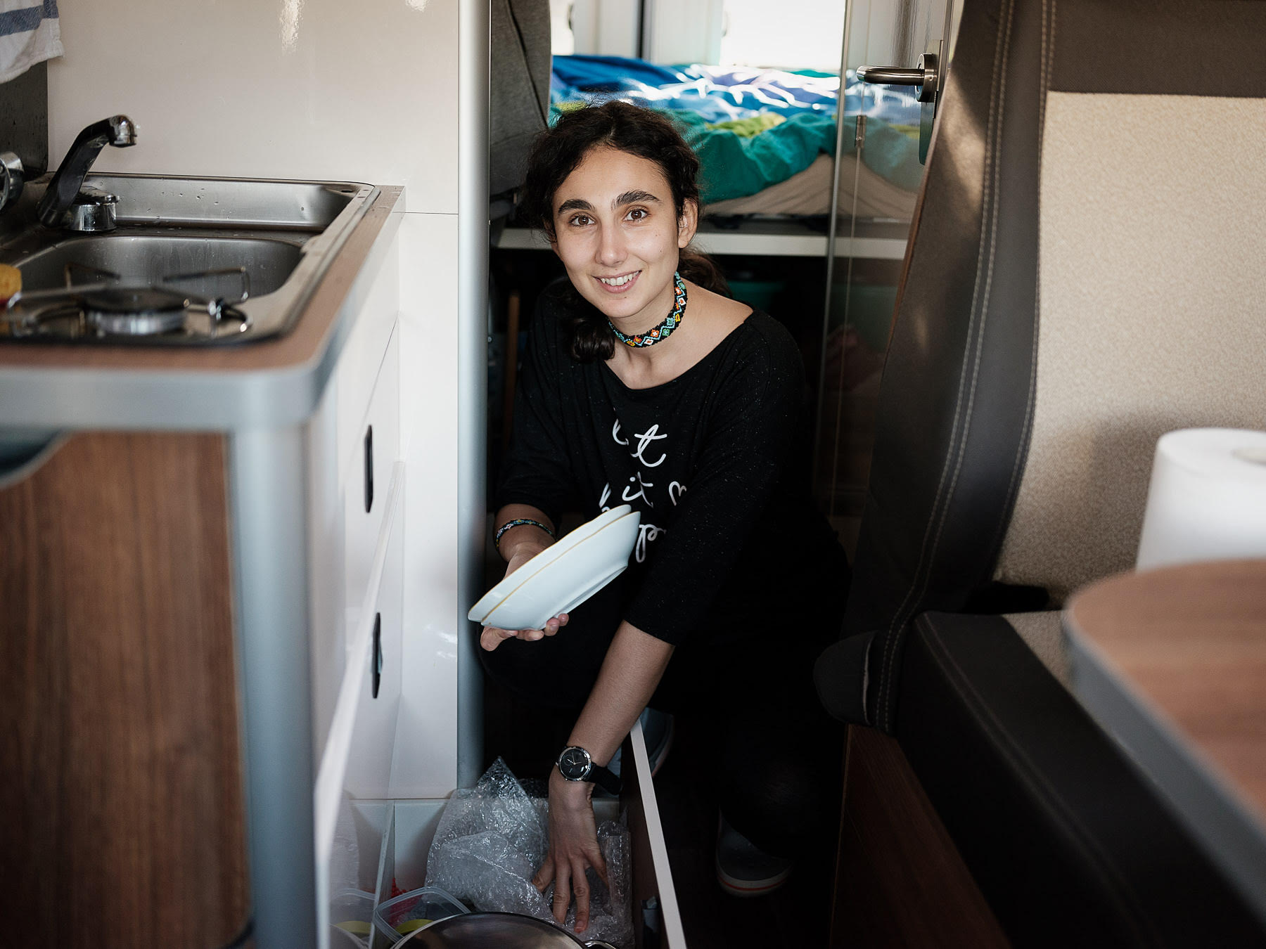 Izolați în autorulotă: Ce fac cei doi jurnaliști români care călătoresc cu duba prin Europa după ce țările și-au închis granițele și au oprit circulația?