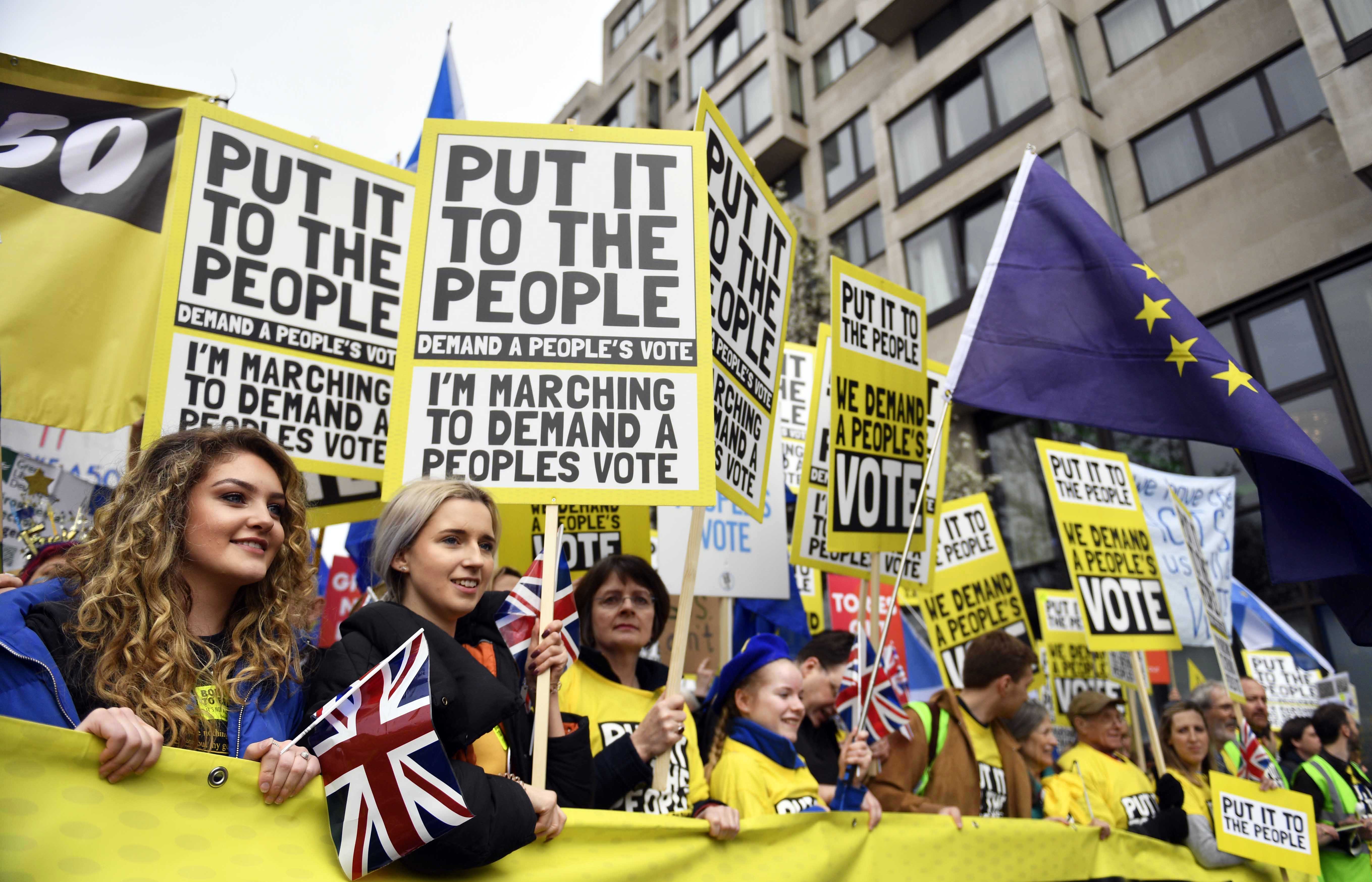 Sute de mii de oameni au protestat la Londra pentru organizarea unui nou referendum pe tema Brexitului (FOTO & VIDEO)