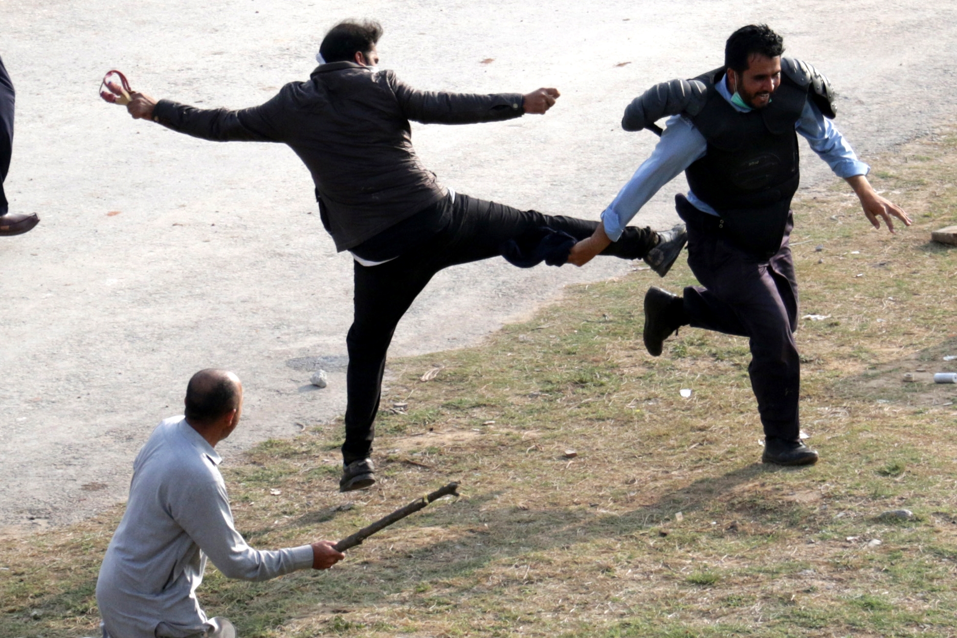 Confruntări violente între susținătorii fostului premier pakistanez Imran Khan și poliție, la Islamabad