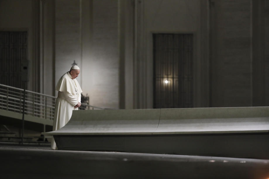 Papa Francisc a oficiat rugăciunea Calea Crucii, fără credincioși în Piața San Pietro. Înainte sunase în direct la TV