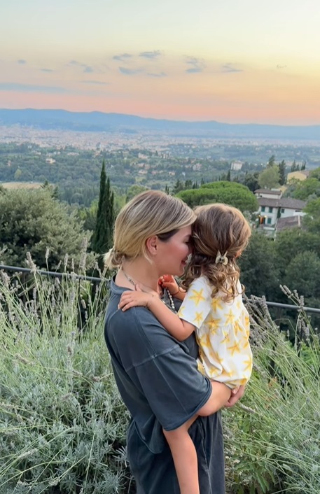 Imagini din vacanța lui Smiley cu Gina Pistol și fiica Josephine în Toscana. Momentul mamă-fiică surprins de cântăreț