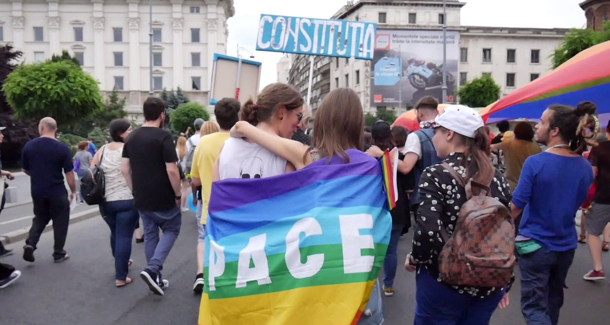 REPORTAJ/ 5000 de oameni la marșul „mândru să fiu gay”. Dorința unei lesbiene: „Vreau să mă căsătoresc cu iubita mea” (VIDEO)