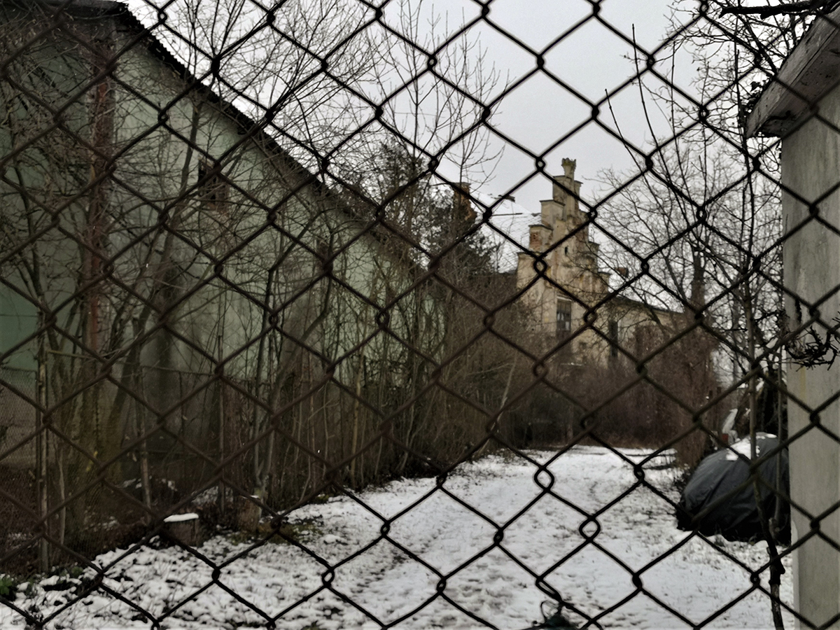 REPORTAJ. Un castel vechi de secole, din Ardeal, lăsat în voia sorții de beneficiarii retrocedării și de autorități: „Nu sunt fantome aici, doar sărăcie!”