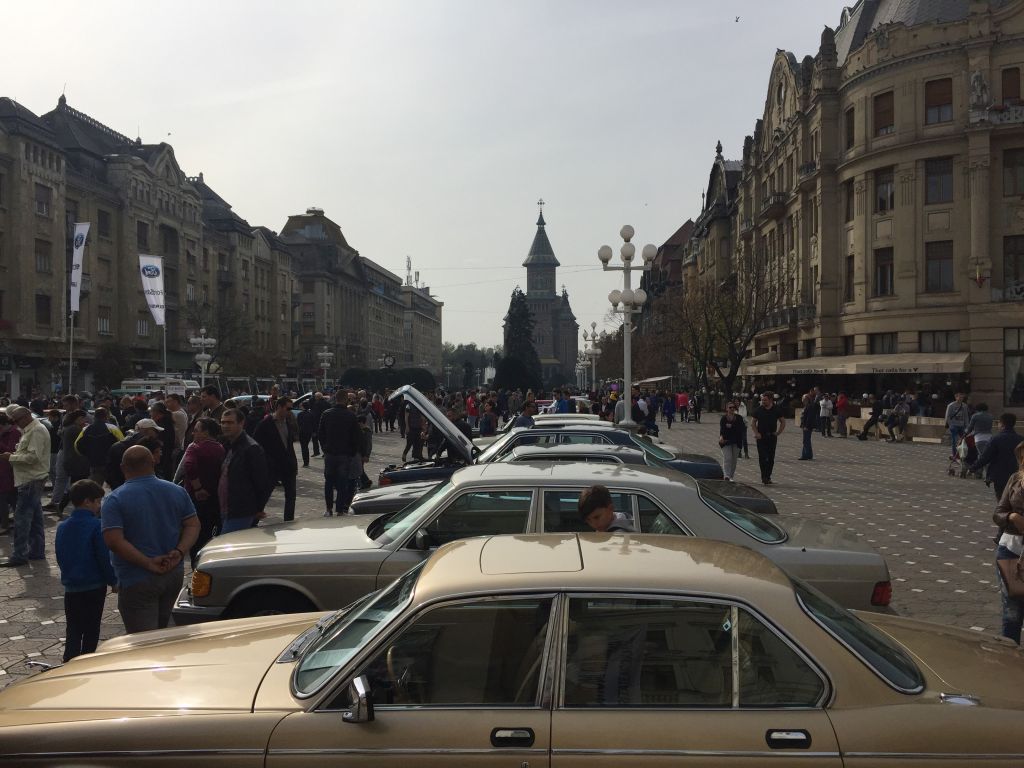 Mașina folosită de Robert Redford în filmul Havana, la Timișoara. E o replică, dar bijuteria a făcut furori printre iubitorii de mașini de epocă
