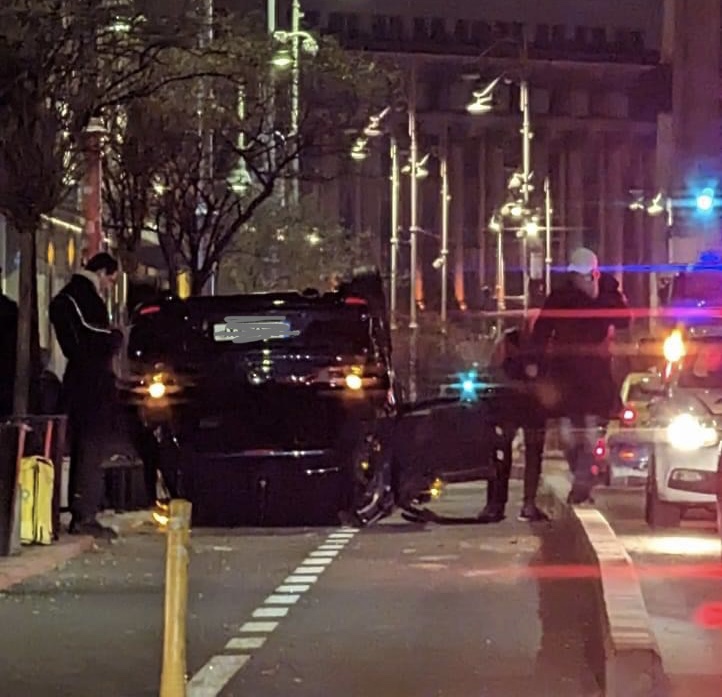 O maşină s-a răsturnat pe Calea Victoriei din Bucureşti. Alte două mașini, implicate în incident