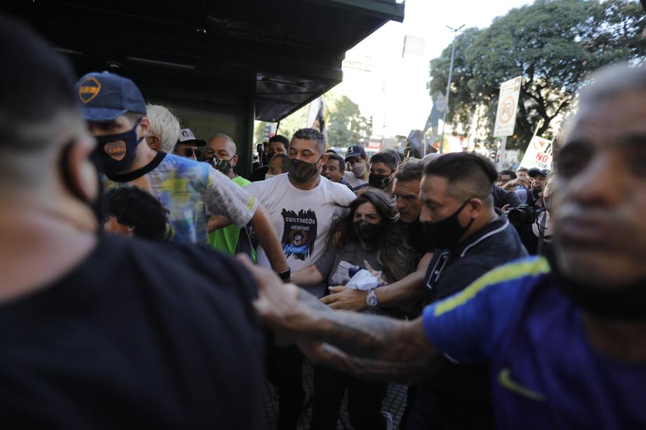 „Dreptate pentru Maradona”. Sute de oameni au ieșit pe străzi la Buenos Aires, cerând pedepsirea celor vinovați de moartea marelui fotbalist argentinian