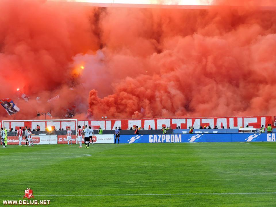 Derby împroșcat cu sânge la Belgrad! Fanii s-au bătut crunt pe ”Maracana” / GALERIE FOTO & VIDEO