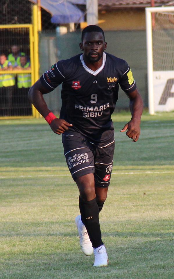 INTERVIU EXCLUSIV | Dacă nu era fotbalist, Tsoumou era farmacist! E fan Henry, tatăl lui e pastor în Congo. ”Învăț din greșeli”