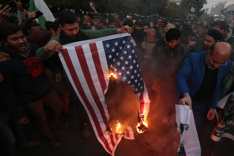 Iranul este în doliu după moartea generalului Qassem Soleimani. Mii de oameni protestează, prezentatorii plâng la TV