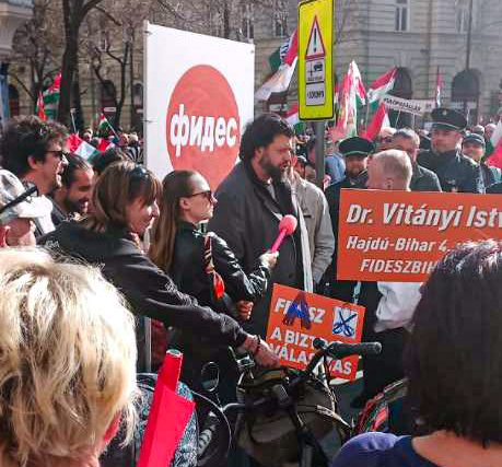 Orosz feliratos fideszes plakátokkal provokált Puzsér Róbert a Békemeneten – a rendőrök védték meg