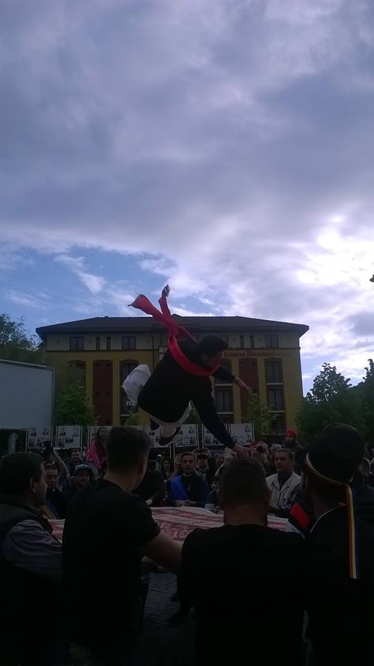 „Aruncarea în ţol”, respectată de grupul Junilor Tineri la Brașov | GALERIE FOTO