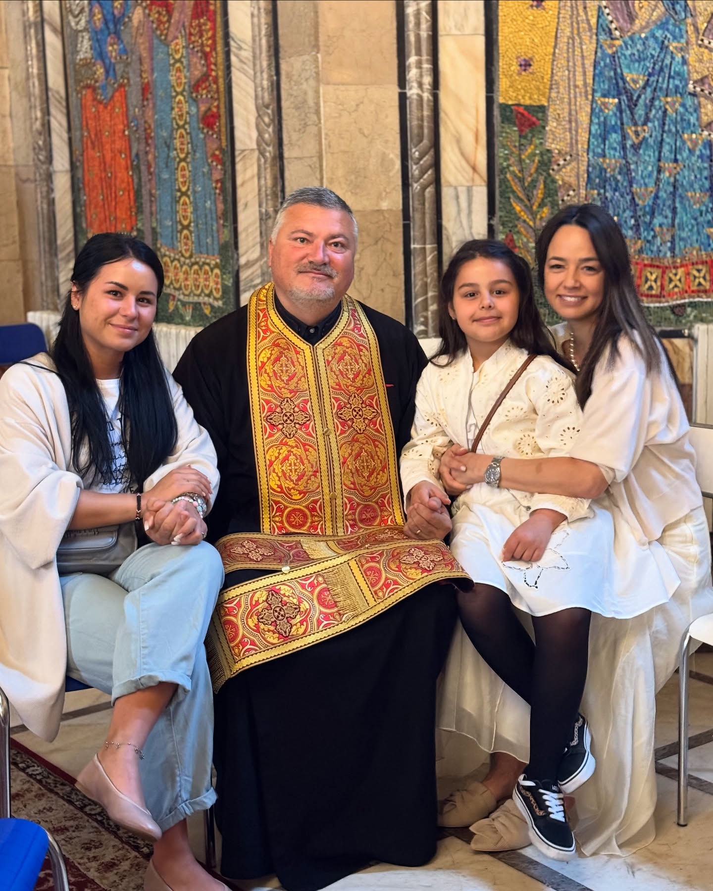 Cum a apărut Andreea Raicu de Paște alături de Măriuca, fetița pe care a „adoptat-o” cu sufletul. Au mers la preotul care le-a făcut cunoștință