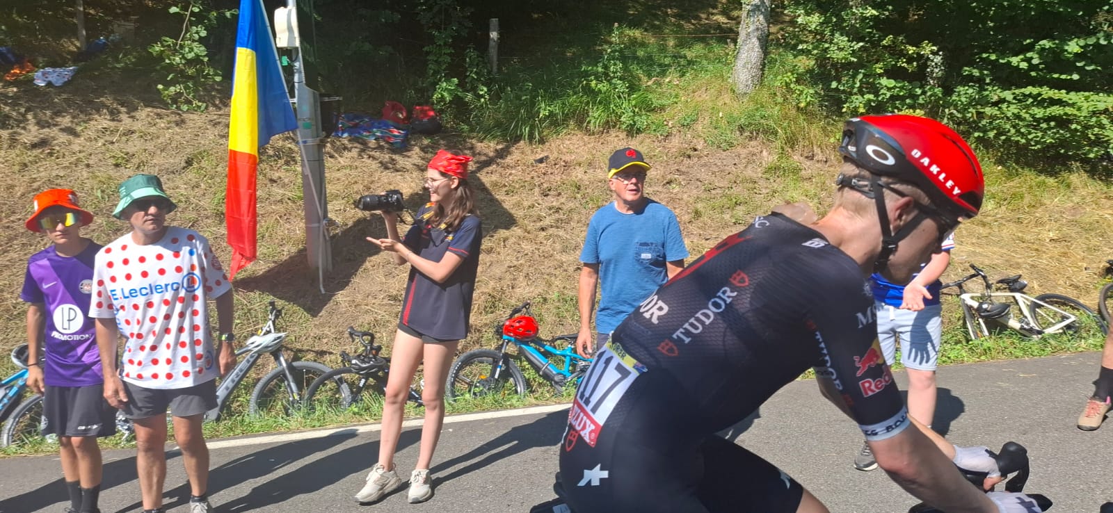 Românii care au dus tricolorul pe cățărările mitice din Turul Franței: „Ca să prindem un loc bun pe Tourmalet, ne-am sculat la 3.30”