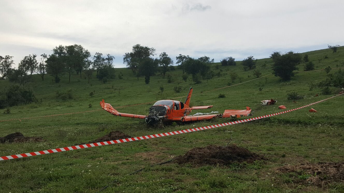 UPDATE | Anchetă, după ce un avion de mici dimensiuni s-a prăbușit lângă Cisnădie GALERIE FOTO