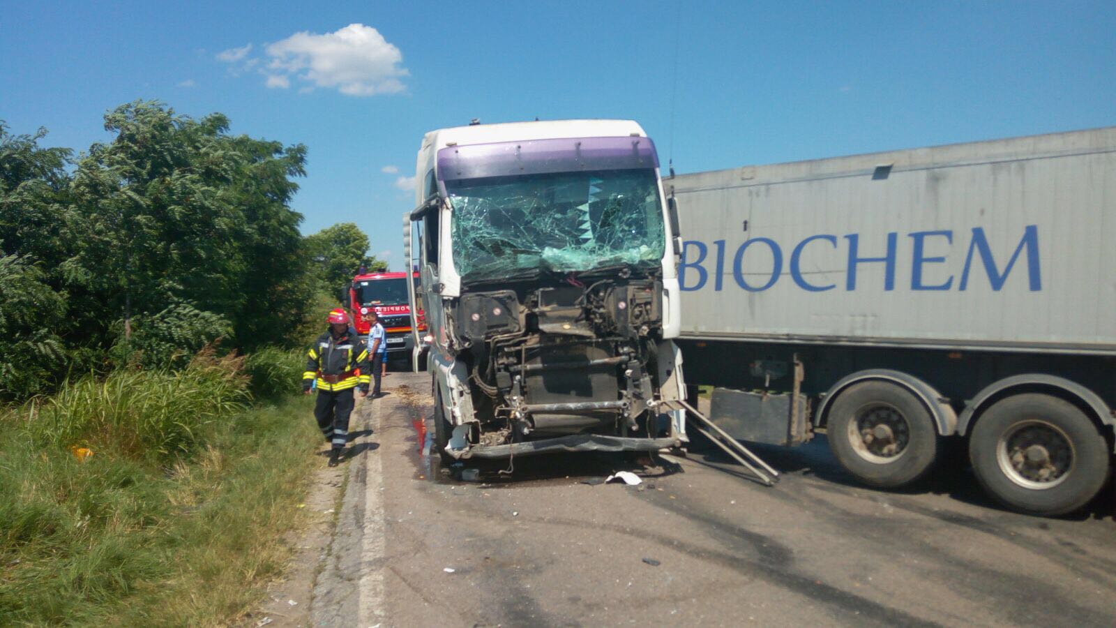 FOTO&VIDEO/ Un mort și 13 răniți, după ce un microbuz s-a lovit de un TIR. Cauza accidentului
