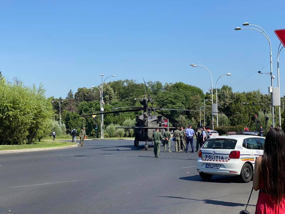 Un elicopter american a aterizat forțat în intersecția de la Aviatorilor și a doborât doi stâlpi. Martor: „Am crezut că e cutremur”