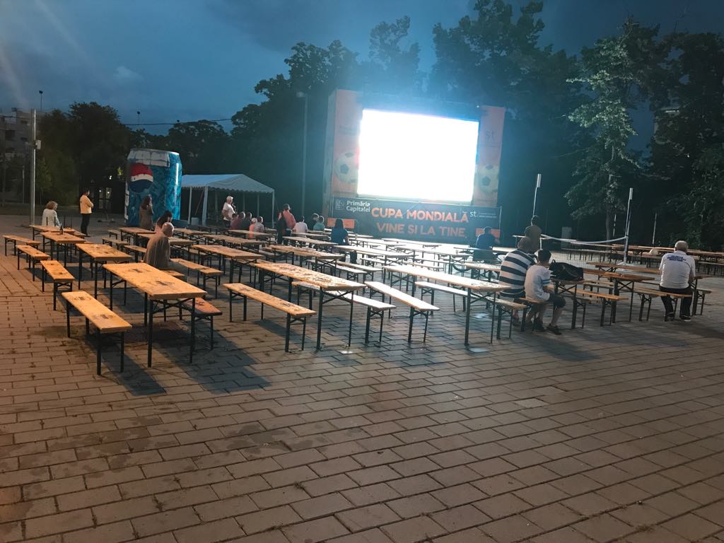 Primăria Capitalei n-are mușterii, la ecranul amplasat lângă Arena Națională. Ploaia i-a alungat pe microbiști / GALERIE FOTO & VIDEO