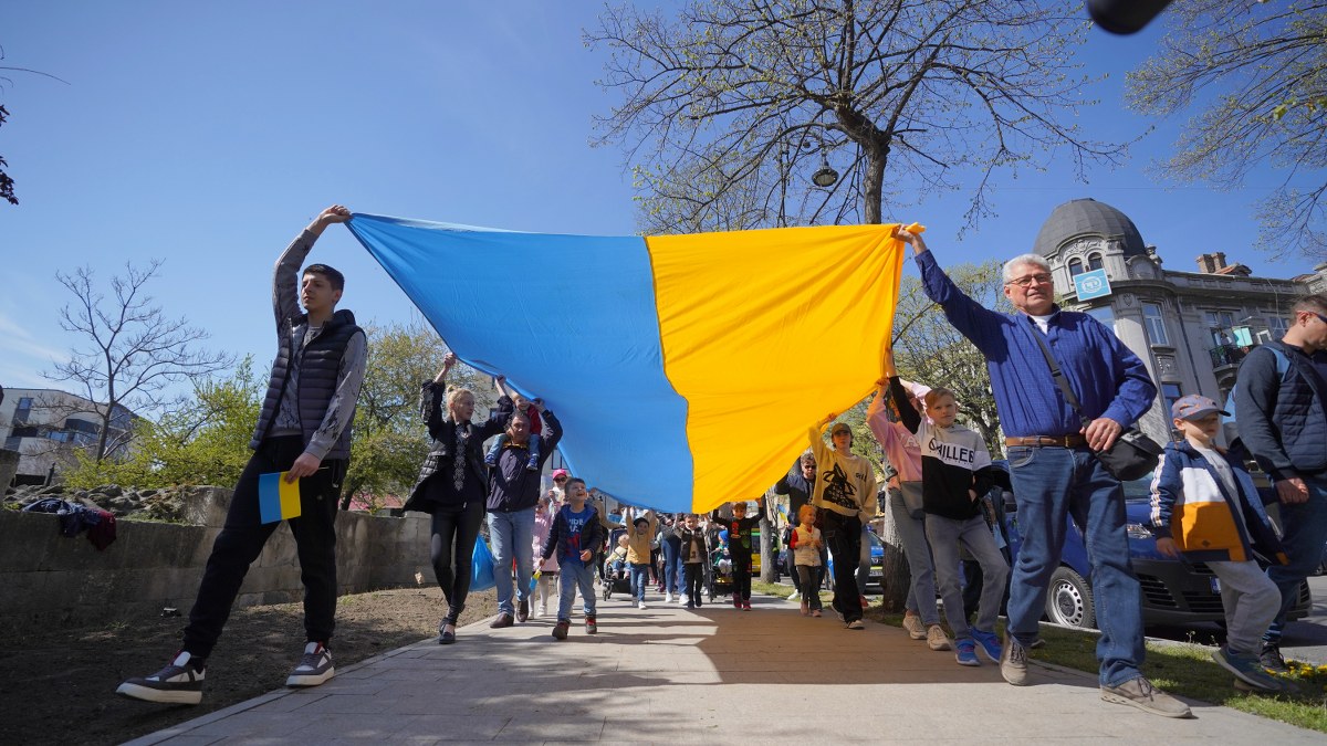 VIDEO | Femei cu copii din Ucraina, protest în fața Consulatului Rusiei de la Constanța. „Vreau să merg acasă, la tati”