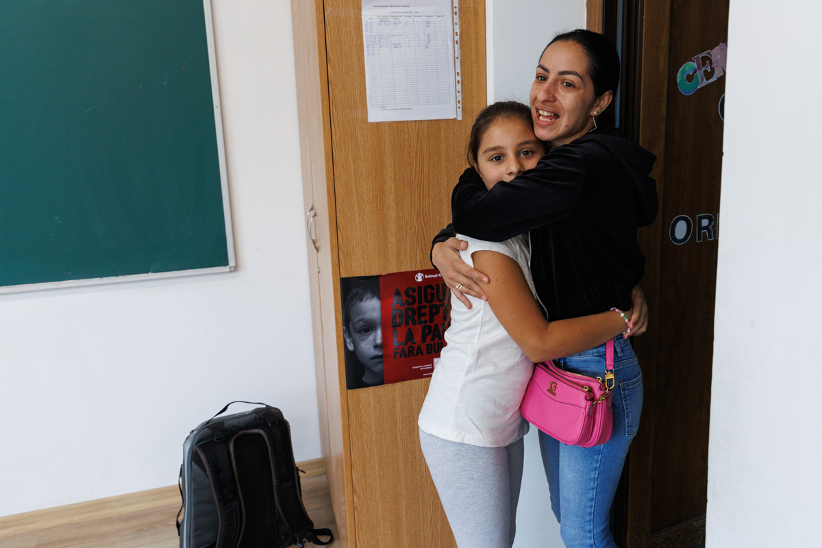 ROMÂNIA, RUPTĂ ÎN DOUĂ: Cum arată viața copiilor români care își văd părinții doar o dată pe an: „Când vine mama, simt că plutesc pe un nor”