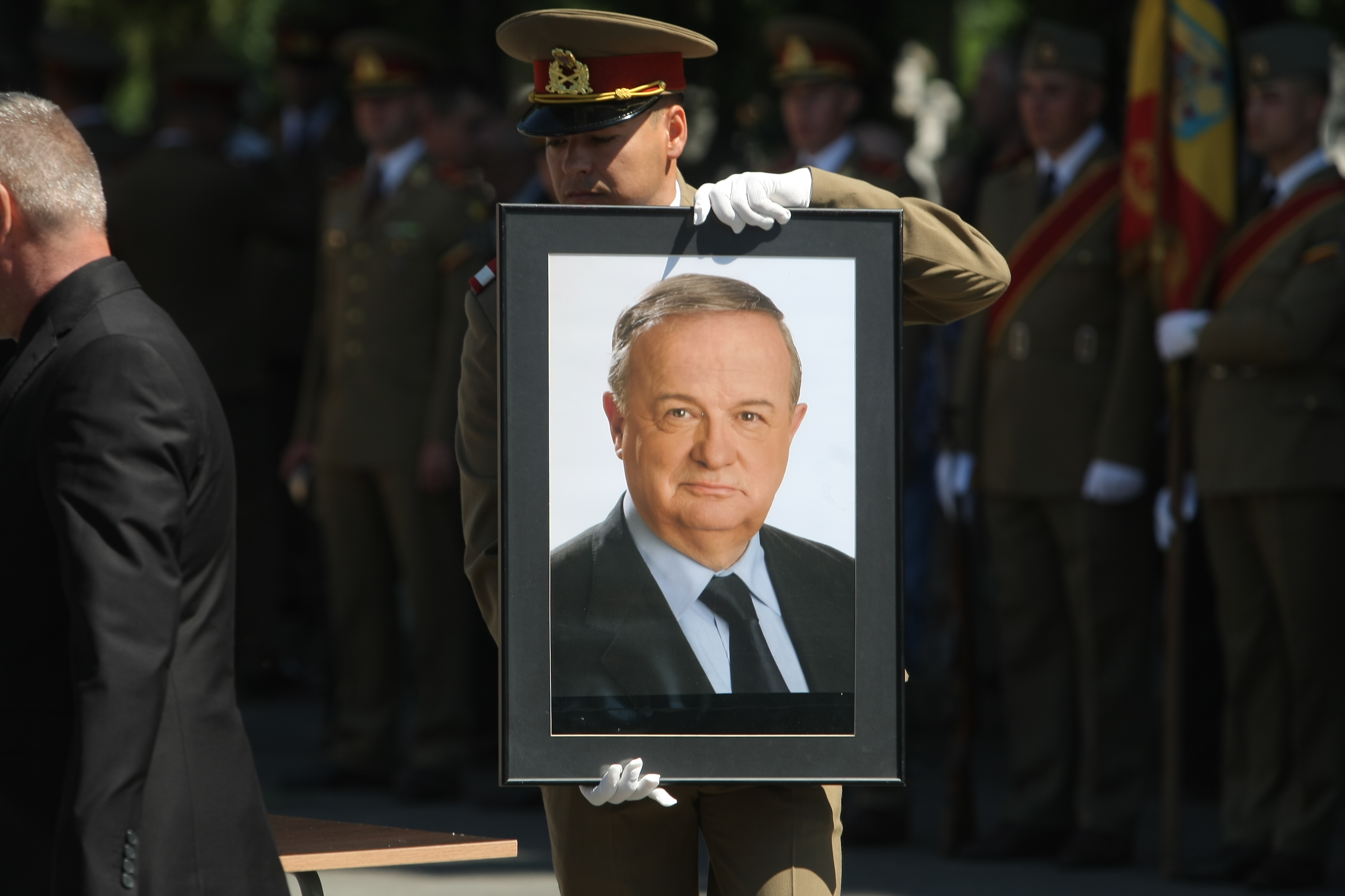 GALERIE FOTO&VIDEO/ Cristian Țopescu, înmormântat cu onoruri militare, la Cimitirul Ghencea Militar din București