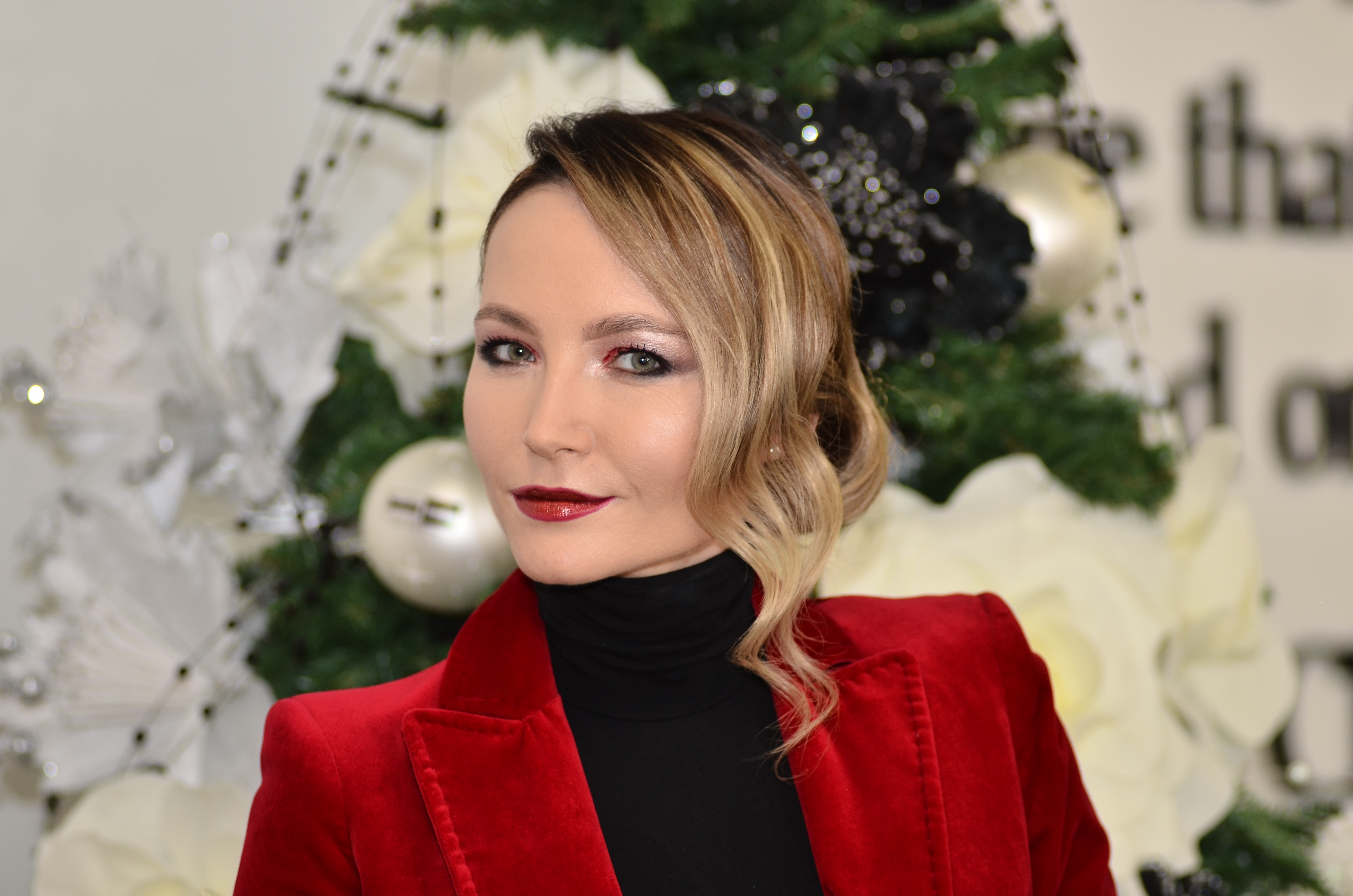 FOTO/ Hairstylist-ul Adrian Perjovschi dezvăluie ce coafuri se poartă de Revelion