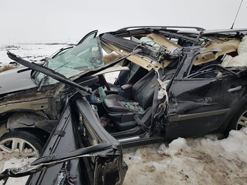 Un mort şi doi răniţi, într-un accident în localitatea Gura Padinii, județul Olt. Mașina a ajuns o grămadă de fiare/FOTO