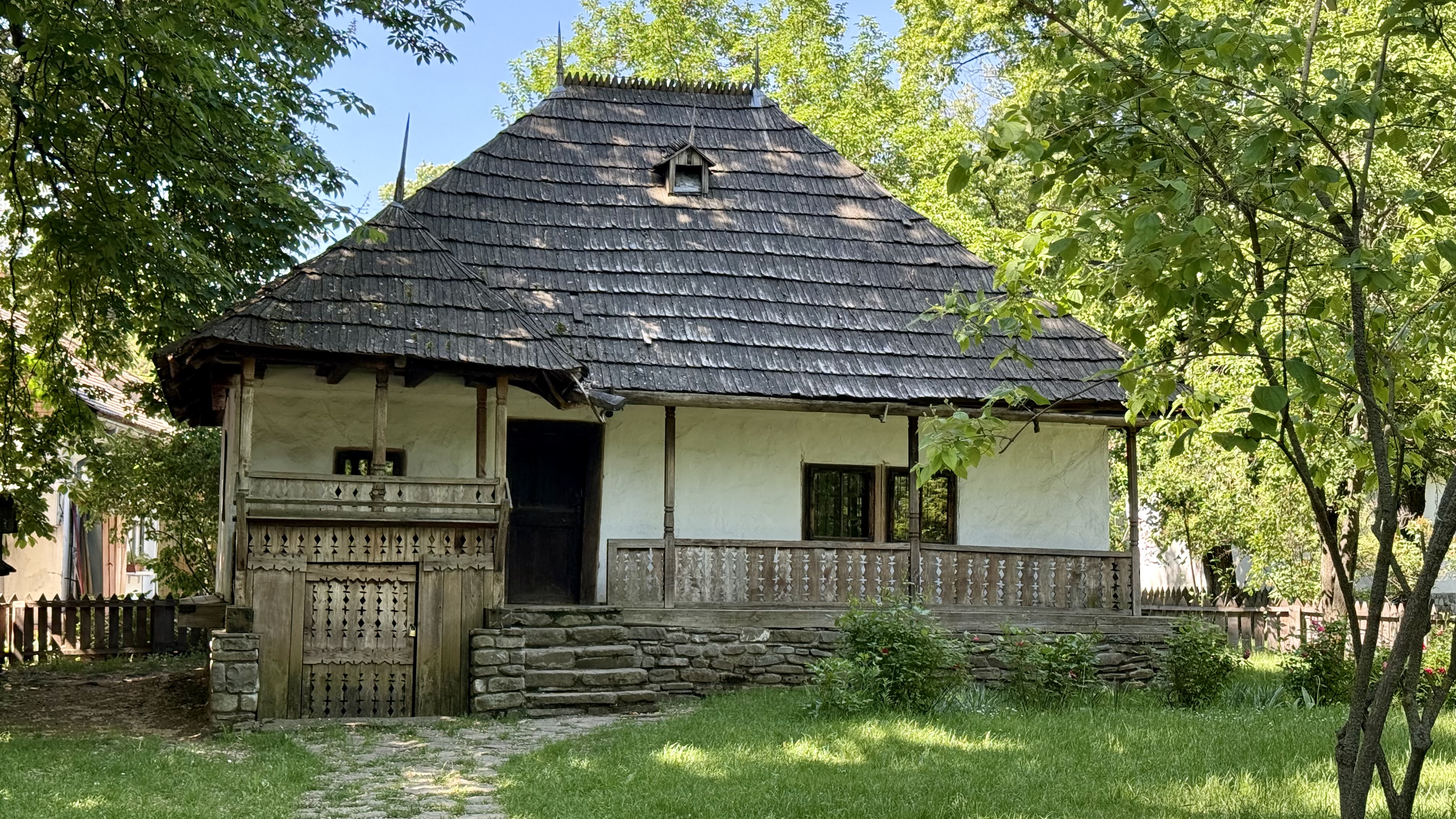 Patru meșteri din Maramureș refac, ca acum un secol, o casă din inima Bucureștiului: „Asta-i istoria! Facem totul manual, ca pe vremuri”