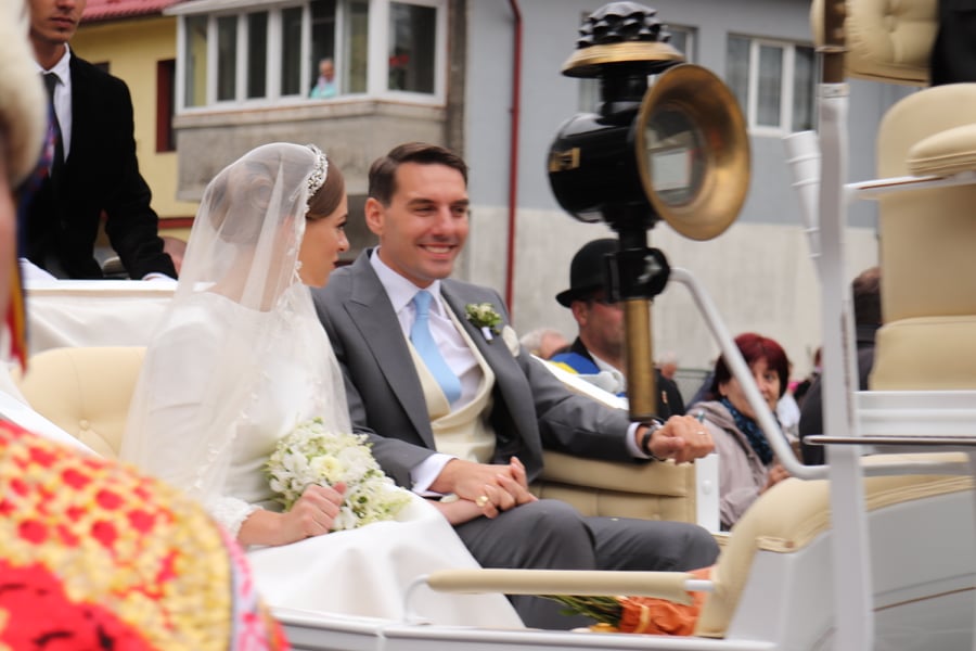 CORESPONDENȚĂ DIN SINAIA/ Principele Nicolae și Alina Binder au fost cununați. Momente emoționante la ieșirea din biserică, mulțimea a izbucnit | FOTO & VIDEO