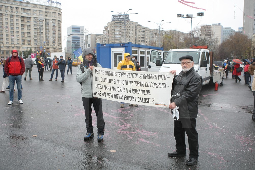 UPDATE. Protest și incidente în Piața Victoriei. Anchetă MAI după împiedicarea organizării târgului de Crăciun/ FOTO