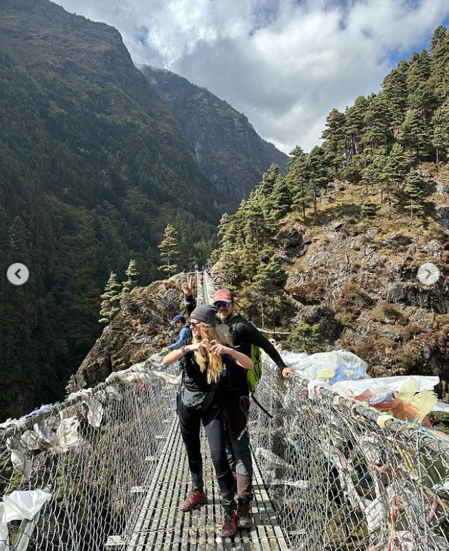 Delia Matache e vedetă în presa din Nepal. Ce au scris jurnaliștii despre cântăreață, care a pornit într-o călătorie neașteptată