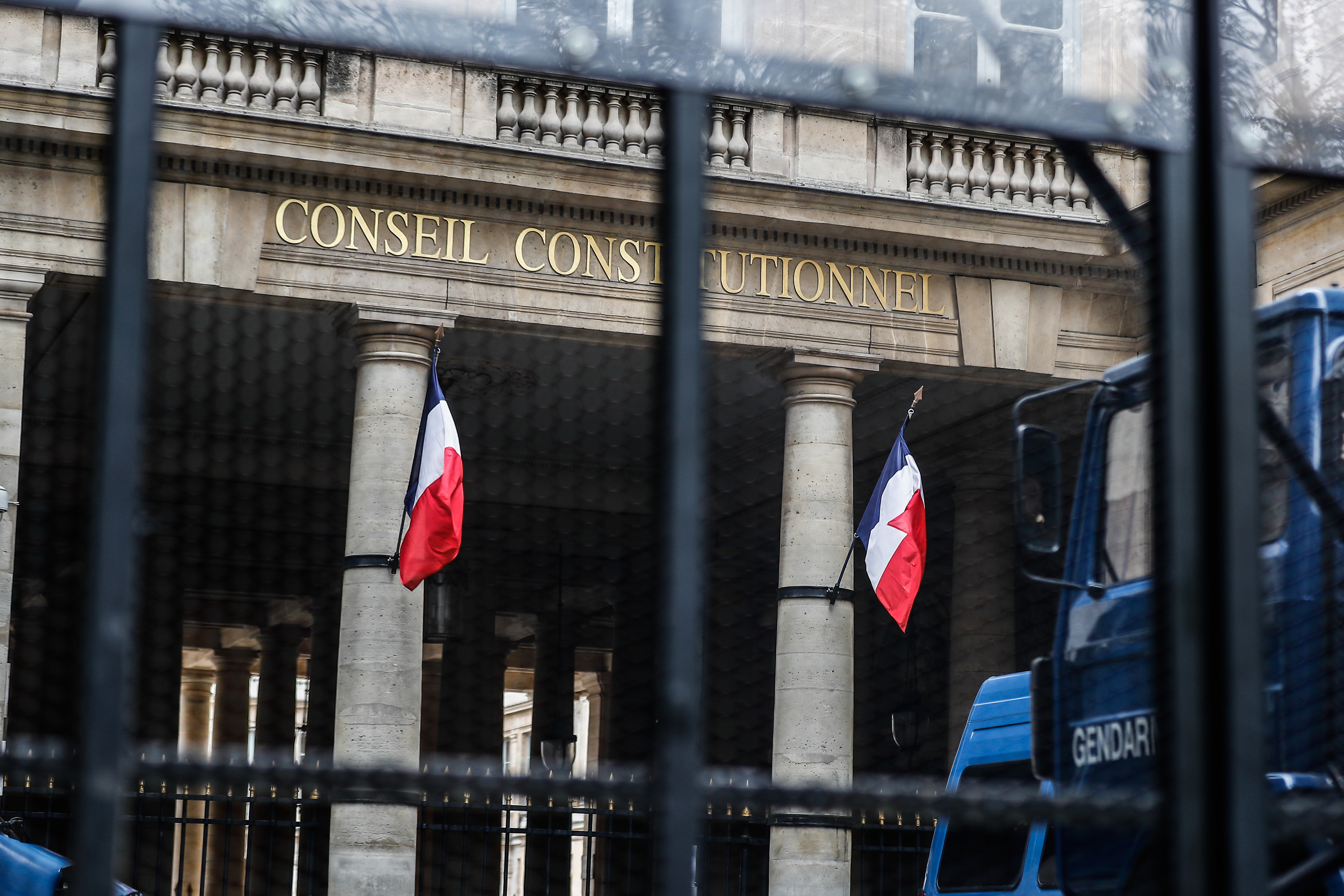 Macron a promulgat rapid legea care crește vârsta de pensionare, în ciuda protestelor, după ce a primit undă verde de la Consiliul constituţional